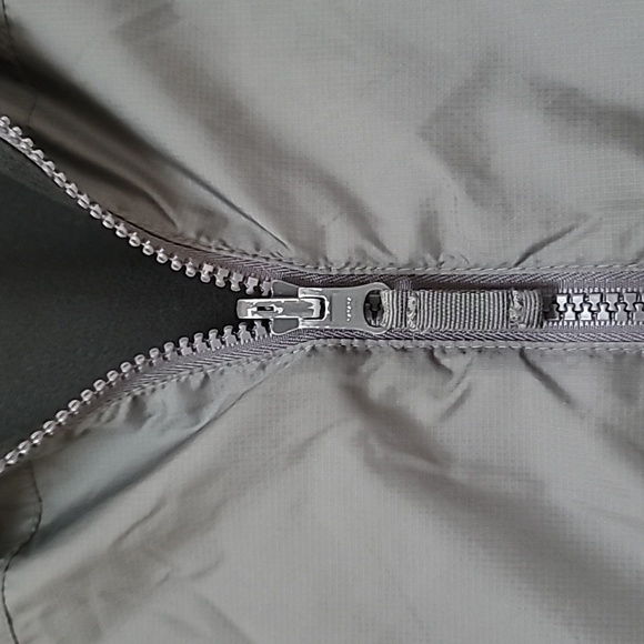 Lands End Reversible Fleece. Black/Gray and Size Medium - Picture 4 of 8